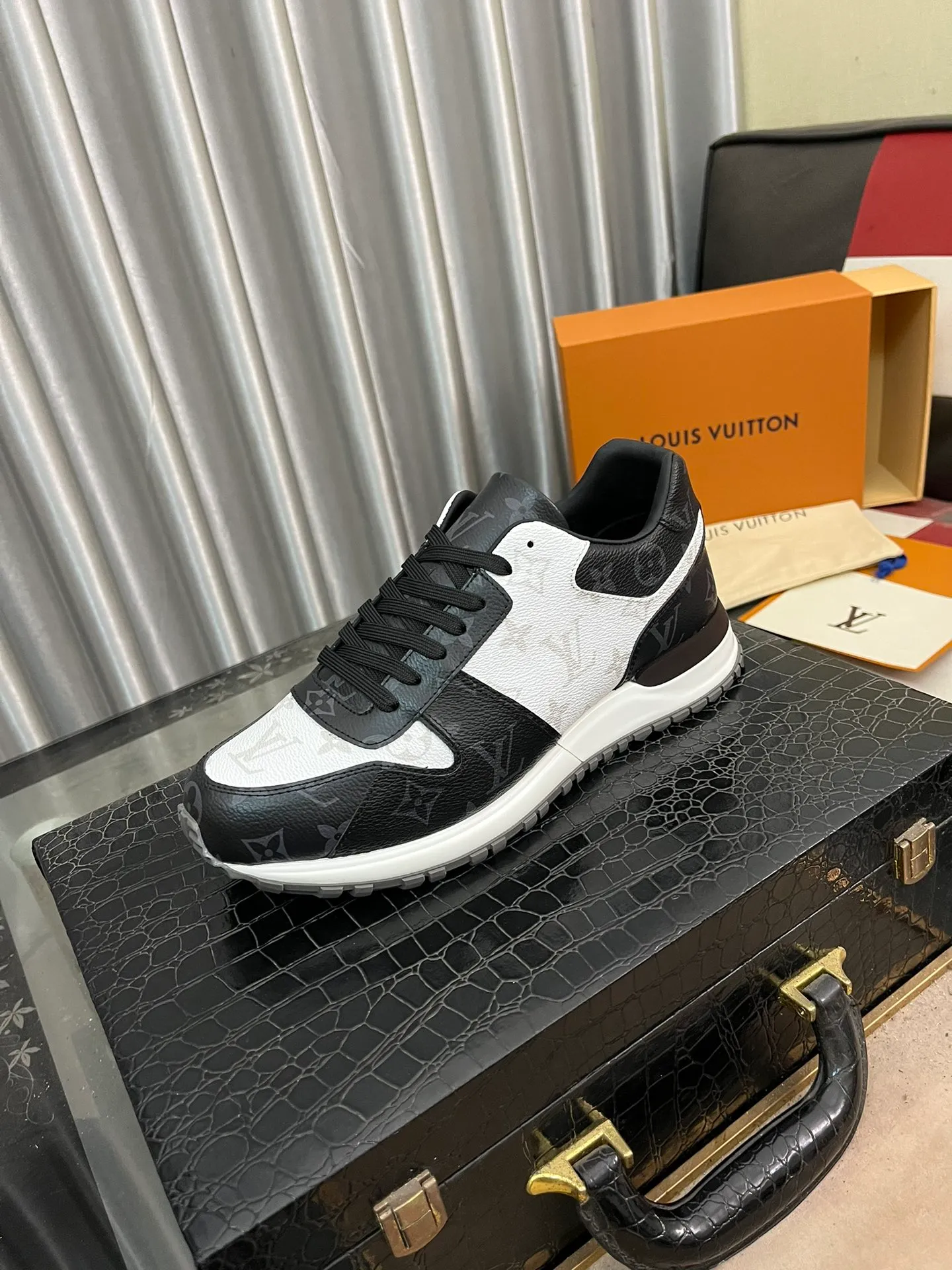 Men's shoes 💰540⌚️⌚️LV Louis Vuitton. The latest fashionable casual shoes are popular in physical stores. New spring and summer comfortable imported custom original cowhide, unique jacquard fabric element design. With sheepskin lining, Lv original base, [sun][sun] high-end packaging and high quality💪Details determine quality, code number 38-44